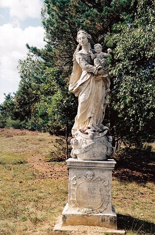 barokní socha Panny Marie „Útoišt híšník“ od G. A. Heinze